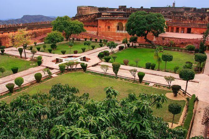 Jaipur Amer Fort, Jal Mahal & Stepwell Private Half-Day Tour - Jal Mahal at Man Sagar Lake: a short stop with strong visuals