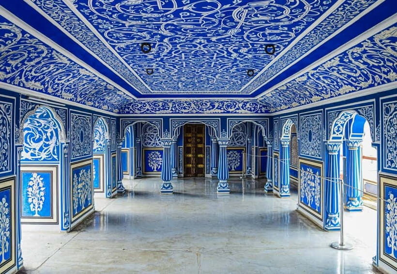 Jaipur: Private City Tour with Car, Guide, Tickets & Lunch - Hawa Mahal: the 953-window façade and why it was built