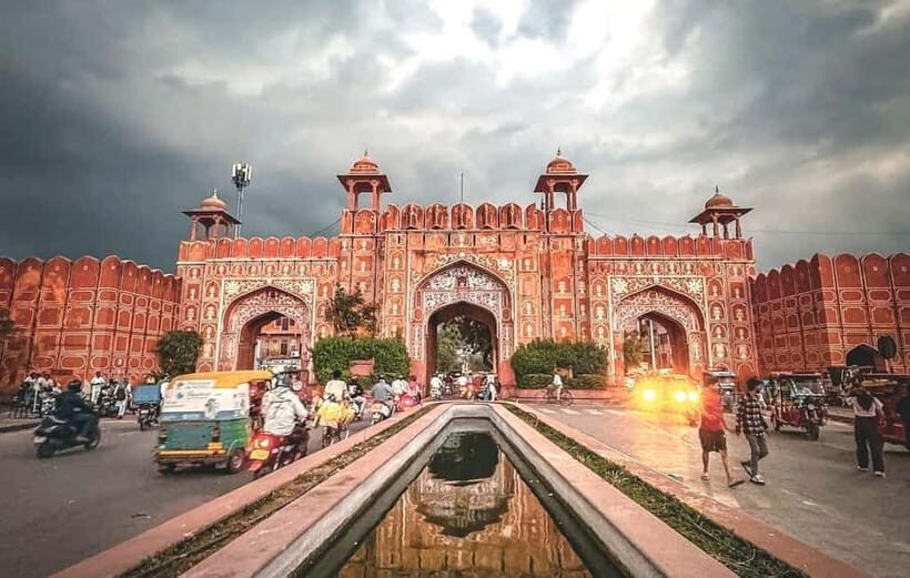 Jaipur: Private Sightseeing Day Tour with Guide by Car - Royal Gaitor Tumbas: the calm break at Nahargarh