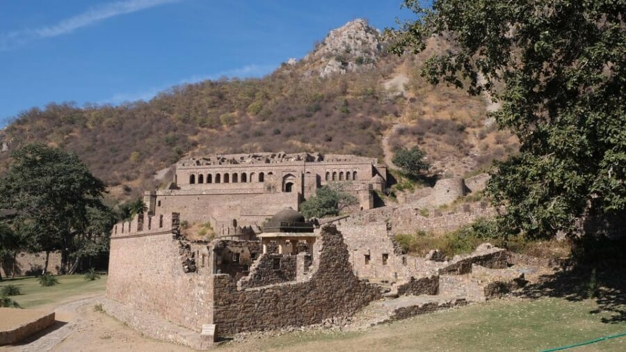 Jaipur: Same-Day Bhangarh Fort & Chand Baori Stepwell Tour - What you should bring (and why)